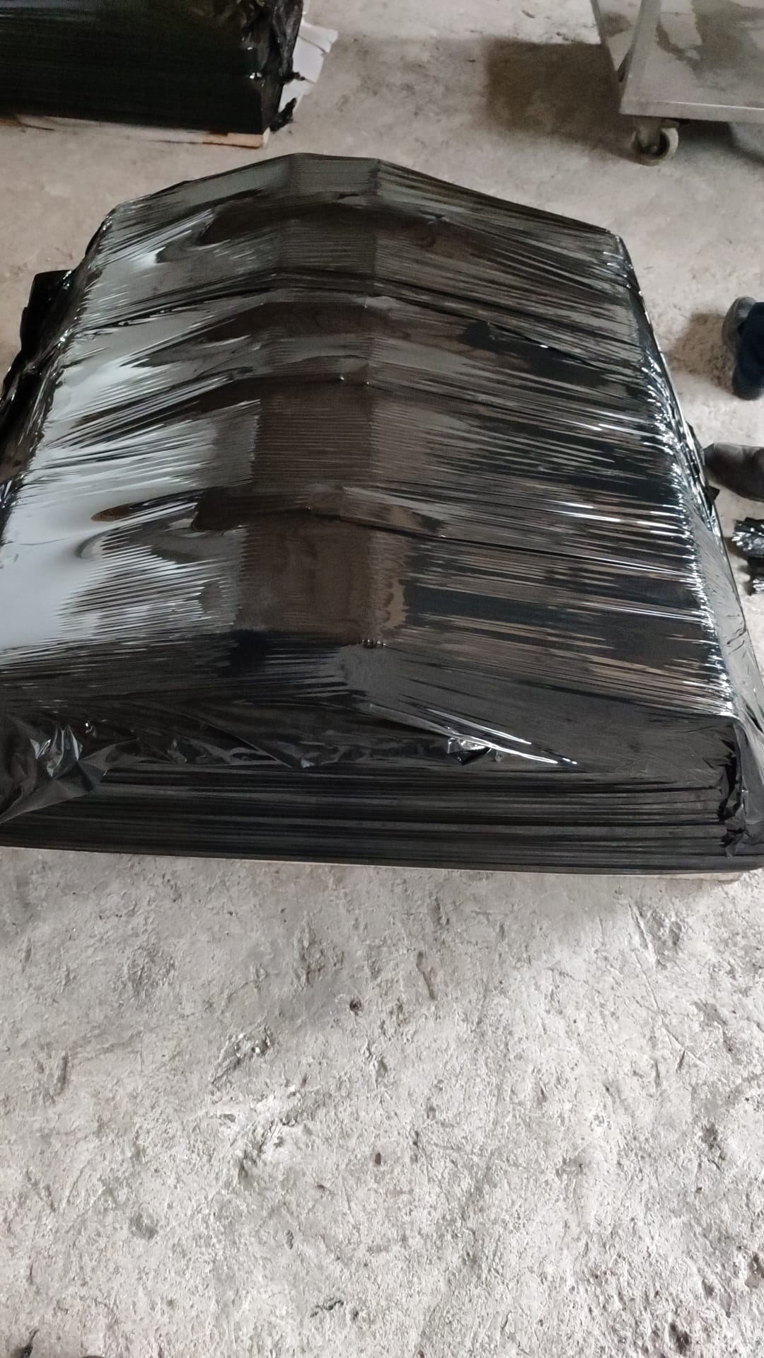 Siyah streç ile paketlenmiş parça grubu