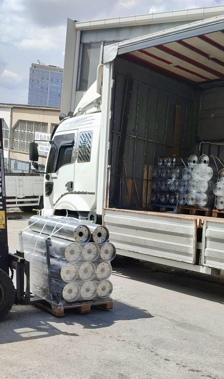 Forklift ile araca yüklenen tambur paleti